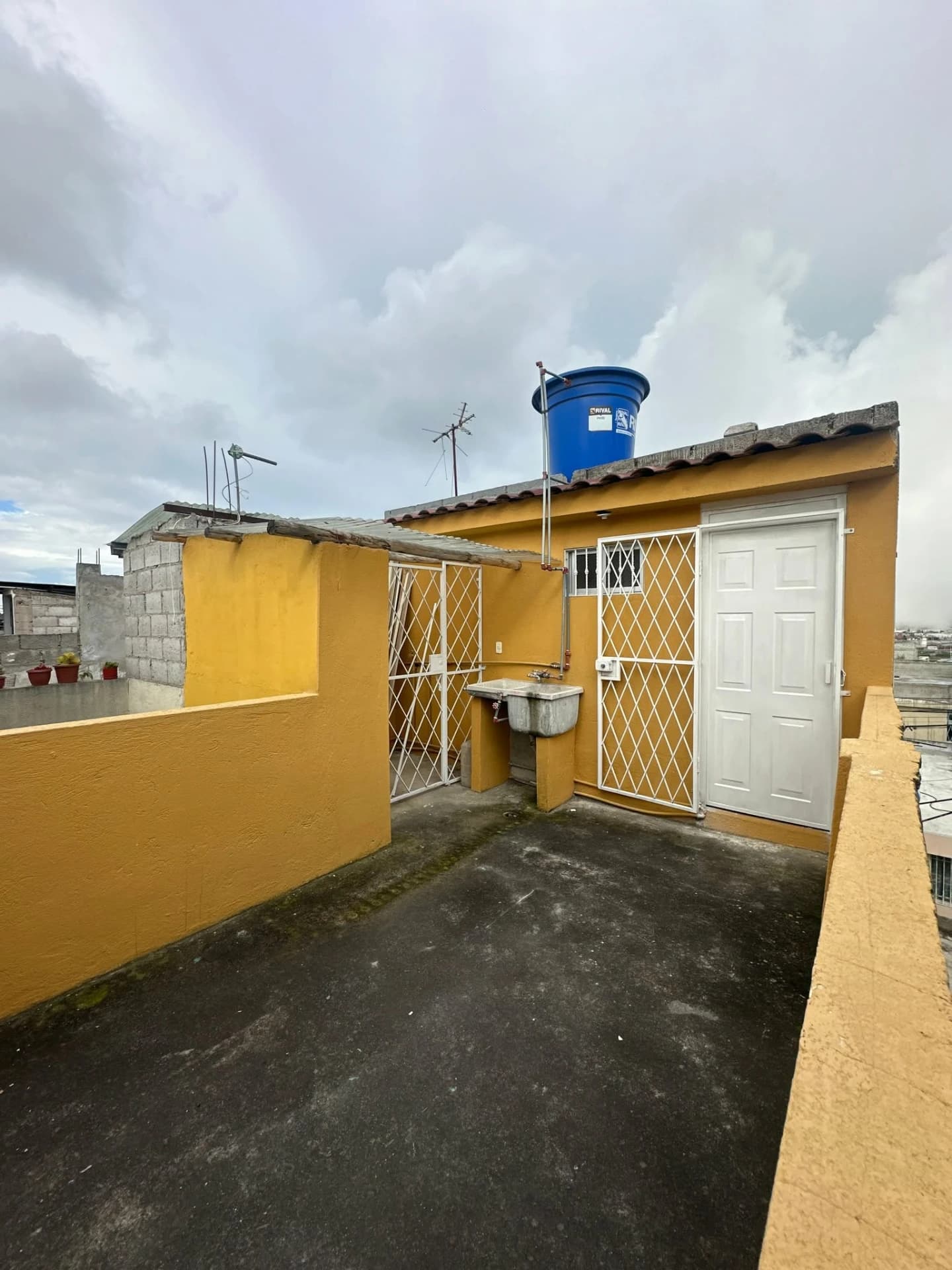 🏡 ¡Casa independiente de 3 pisos en venta – Calderón!  📍 Conjunto Privado Santa Marianita 2 — imagen 2