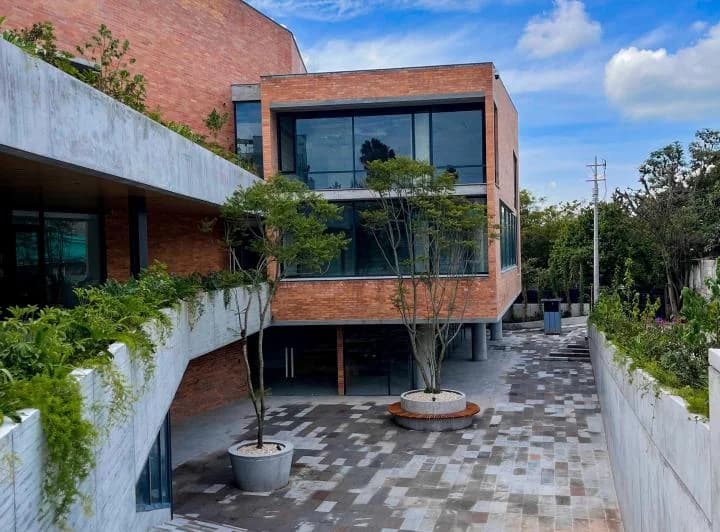Living Cumbayá - Diseño, Ciudad y Vida en un Solo Lugar - a 300 m del Parque — imagen 1