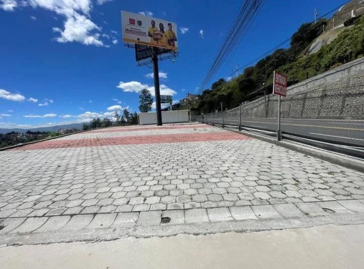En Renta Patio Comercial en Cumbaya — imagen 1