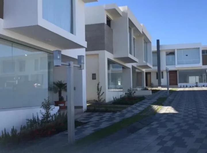 Venta Casa en Tumbaco La Cerámica Conjunto Residencial Provenza Sobre Av Ruta Viva — imagen 1