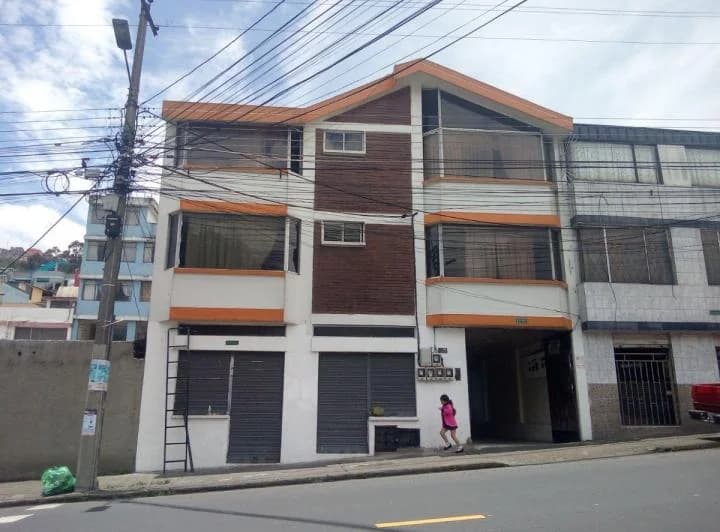 Venta Edificio de 4 Departamentos 2 Locales Comerciales, Oportunidad de Inversión Sector Pio — imagen 1