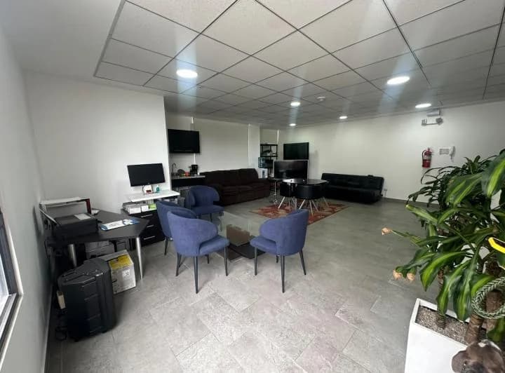 Oficina en Venta en Iñaquito | Edificio Corporativo Premiado | 2 Parqueaderos | Usd 90.000 — imagen 1