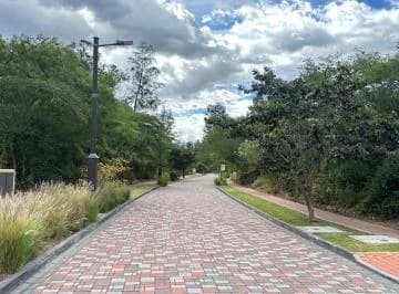 En Venta Lote Rodeado de Áreas Verdes Dentro de Urbanización de Lujo en Tumbaco — imagen 4
