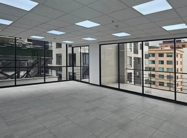 Mv - Sector La Carolina, en Venta Oficina con Balcón en Edificio Corporativo — imagen 1