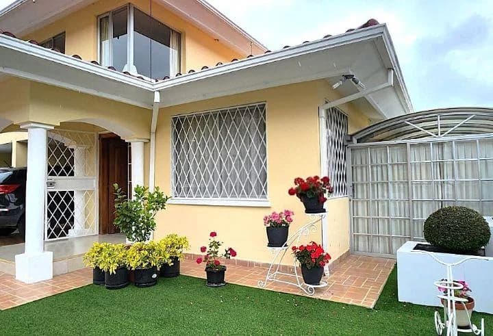 Venta Casa + Suite / Sector Pusuqui / 4 Dorm./ 339 m² — imagen 1