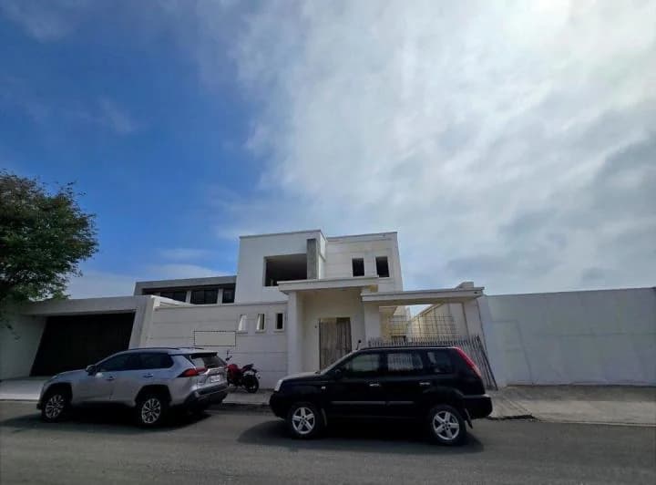 Casa de Venta en Urbanización Manta 2000 G/z, Manabí — imagen 1