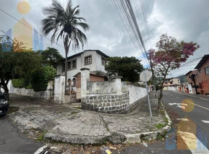 Terreno Esquinero con Casa de Venta en La Floresta — imagen 1