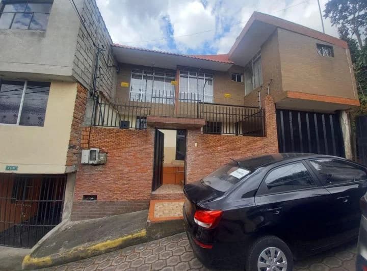 Venta de Casa con Dos Departamentos en La Argelia — imagen 1