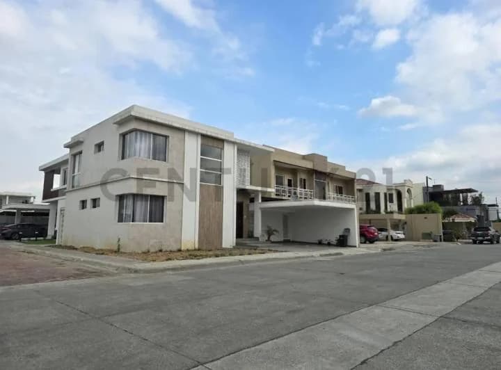 Casa a Estrenar en La Urbanización Condado de Vicolinci, Guayas — imagen 1