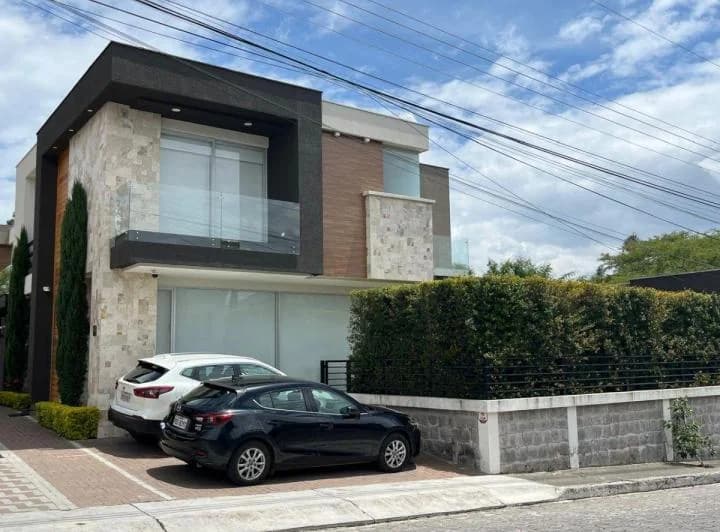 Casa con 2 Recámaras en Venta en Urbanización Juan Montalvo de Nayón, 287 m² Terreno — imagen 1