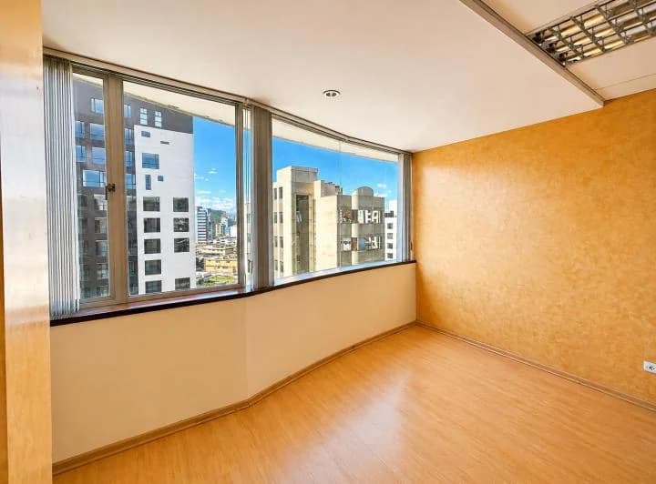 Oficina en Venta Av Inglaterra y República, Sector La Carolina, Centro Norte — imagen 1