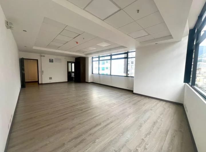 Mv - Sector La Carolina, Amazonas y Guayas, en Venta Oficina 47 m² Piso Alto a Estrenar — imagen 1