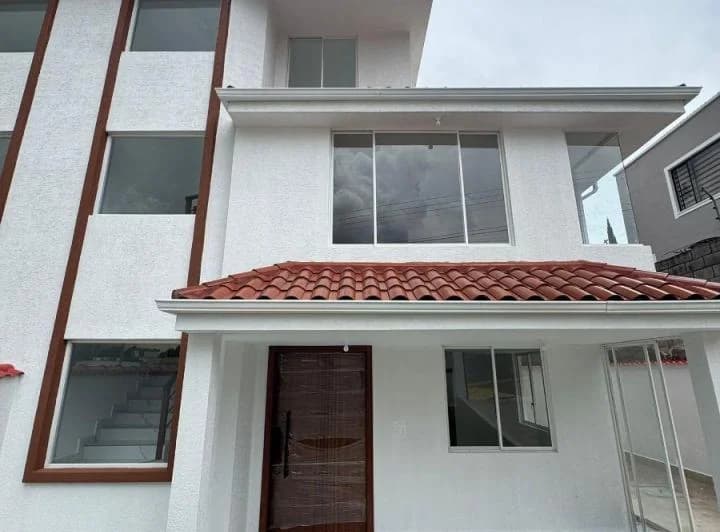 En Venta Casa 4 Dorm. 3 Parqueaderos Sector Cashapamba — imagen 1