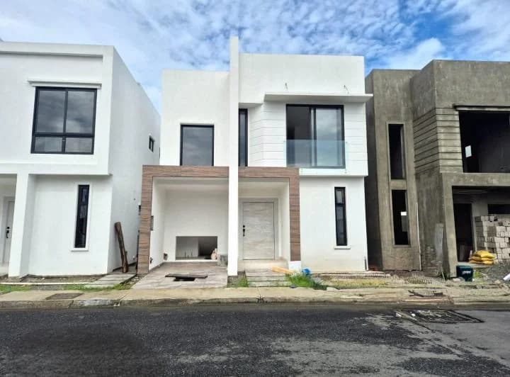 Venta de Casa en La Urbanización Mallorca Village, Vía Samborondón - Salitre. Guayas — imagen 1