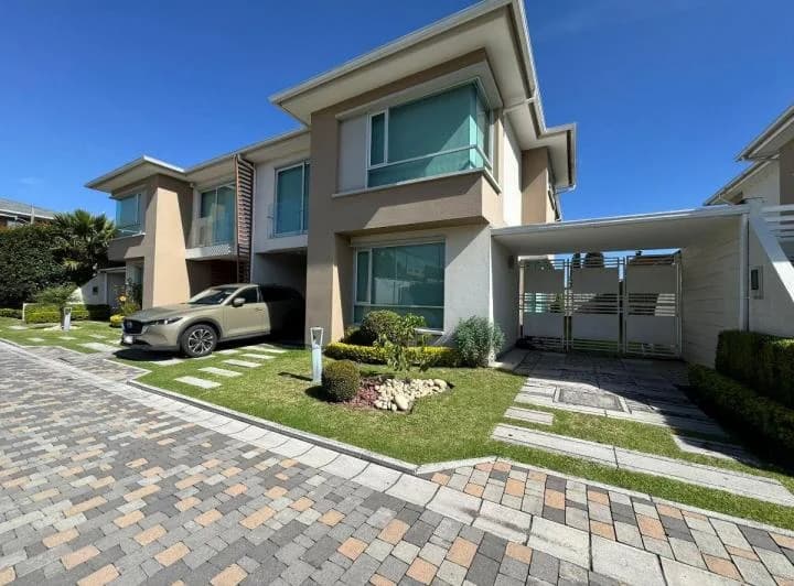 Linda Casa Moderna en Conjunto, Amplios Espacios, Excelentes Áreas Comunales Sector Hilacril Tumbaco — imagen 1