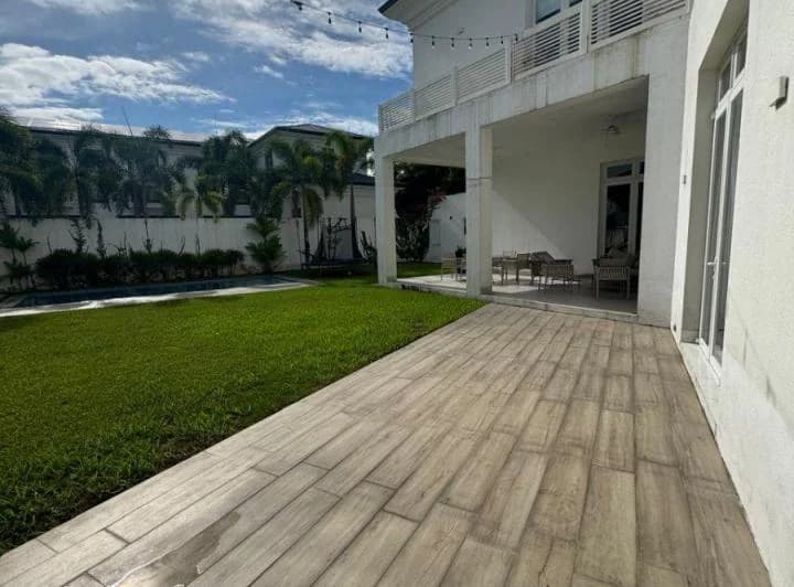 Casa con 5 Habitaciones en Venta en Plaza Lagos 823 m² Terreno, Guayas — imagen 1