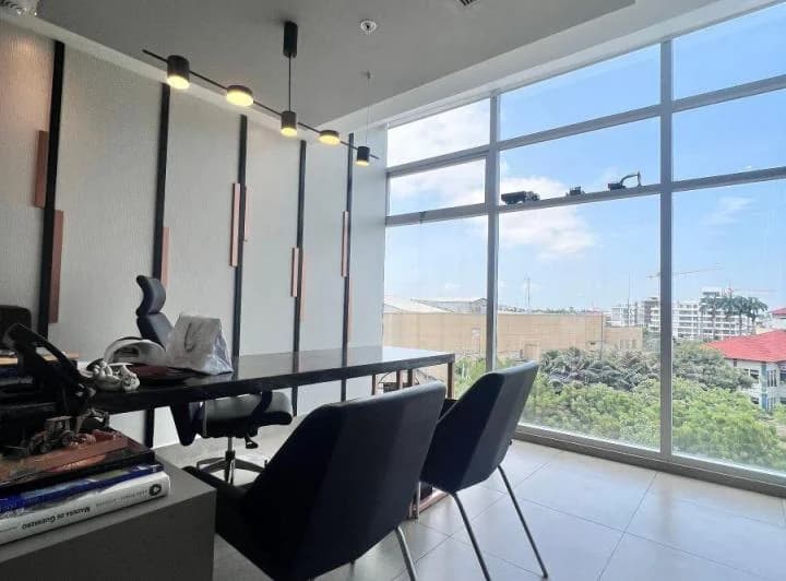En Venta Linda Oficina Comercial Amoblada, en El Edificio Los Arcos Plaza - Km. 1.5 Samborondon, 81 m², Guayas — imagen 1