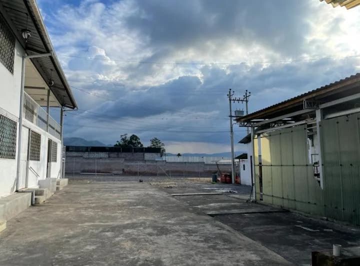Mv - en Renta o Venta Terreno con Galpones, 5126 m² y 1366,94 m² de Construccion, Puembo — imagen 1