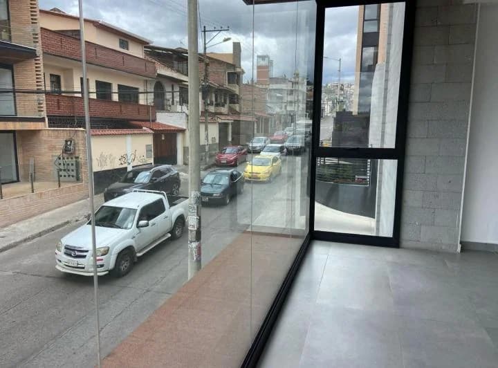 Local Comercial en Venta. Plaza Santa Ana, Azuay — imagen 1