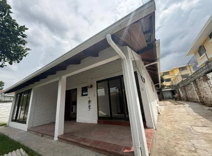 Casa de Renta Residencial o Comercial en La Primavera Cumbaya — imagen 1