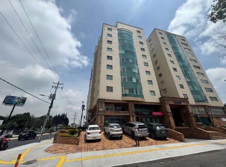 Local Comercial Planta Baja Esquinero Ave 6 de Diciembre — imagen 1