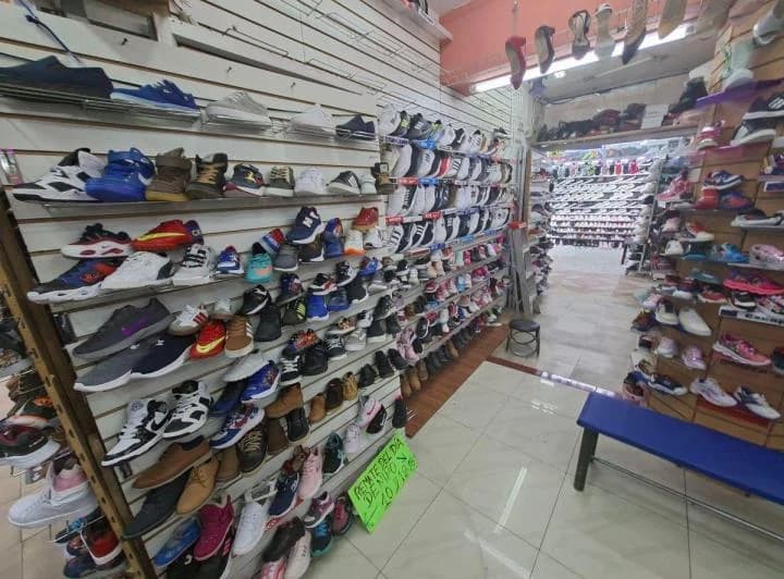 Se Vende Local en Centro Comercial Granada, Sector Ipiales Quito — imagen 1