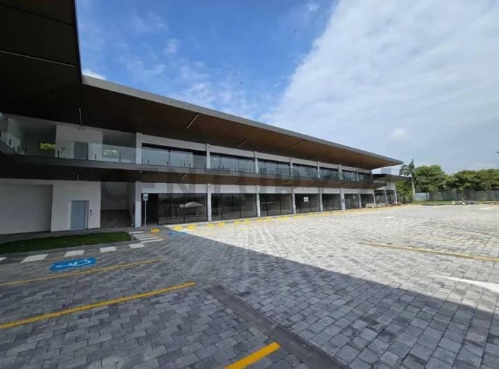 Venta Local Comercial Esquinero Planta Baja en Samborondon, Guayas — imagen 1