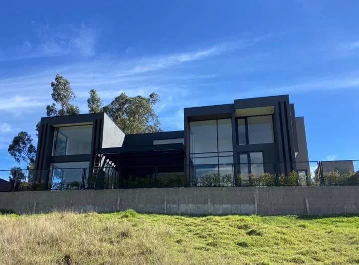 Casa con Piscina, Challuabamba, Azuay — imagen 1