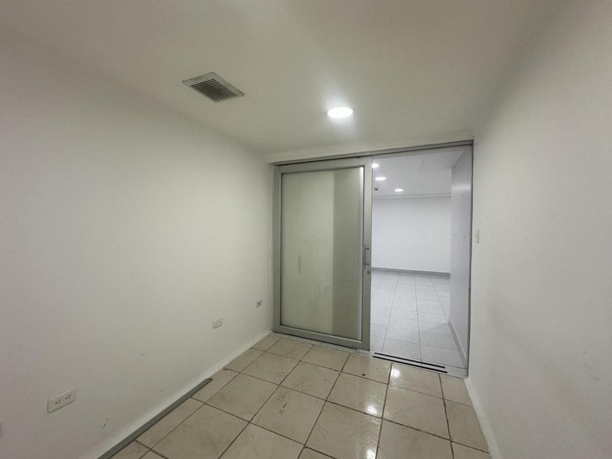 Excelente Oficina en La Av de Los Shyris 60 Mtrs Edificio Moderno — imagen 6