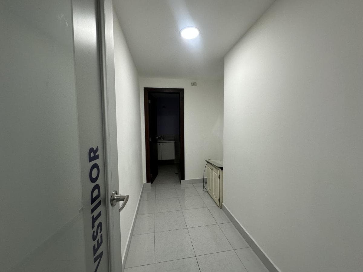 Excelente Oficina en La Av de Los Shyris 60 Mtrs Edificio Moderno — imagen 3