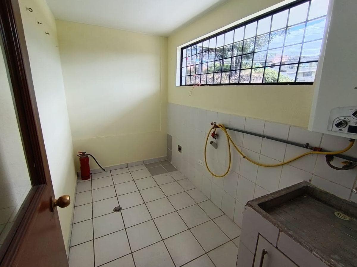 Venta Duplex Sector Santa Martha de Chillogallo — imagen 6