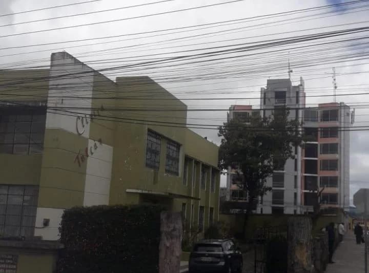 Terreno de Venta con Casa Ex Clínica en El Centro de Tulcán, Carchi — imagen 1
