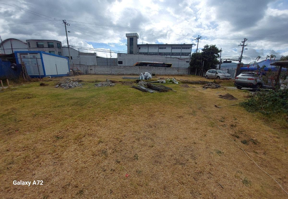 Rento Amplio Terreno 400 m² con Construcción — imagen 1