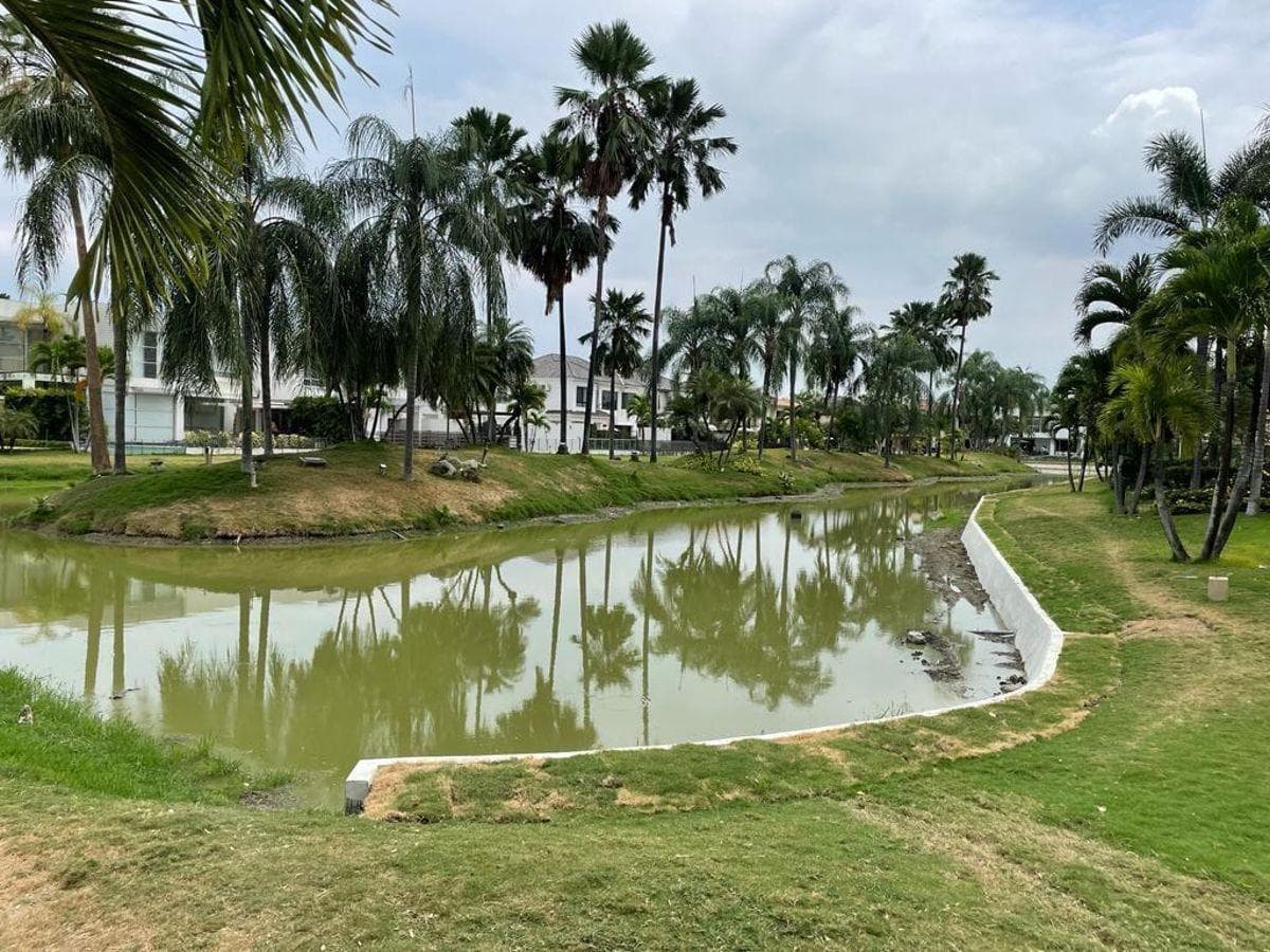 Samborondón Km 7 Laguna del Sol Terreno Al Lago en Venta, Guayas — imagen 1