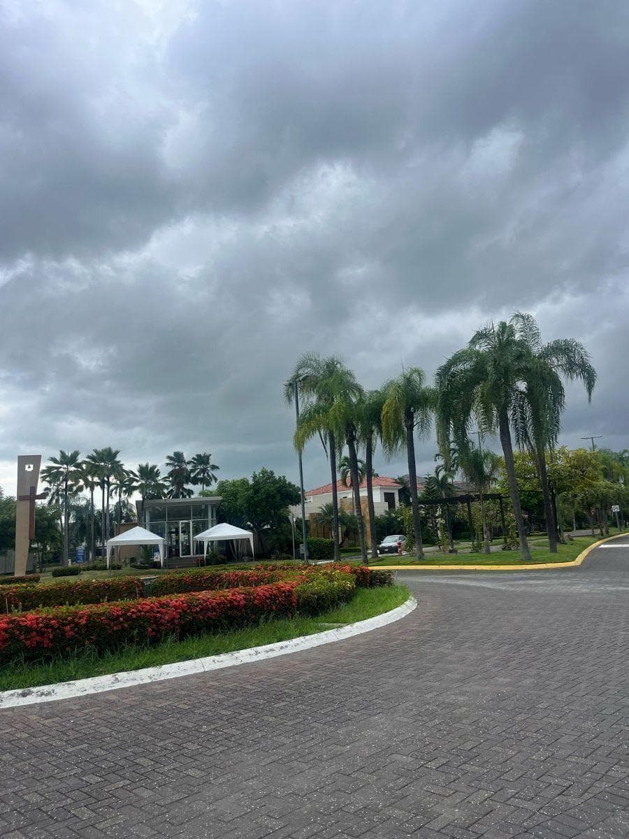 Samborondón Km 7 Laguna del Sol Terreno Al Lago en Venta, Guayas — imagen 3