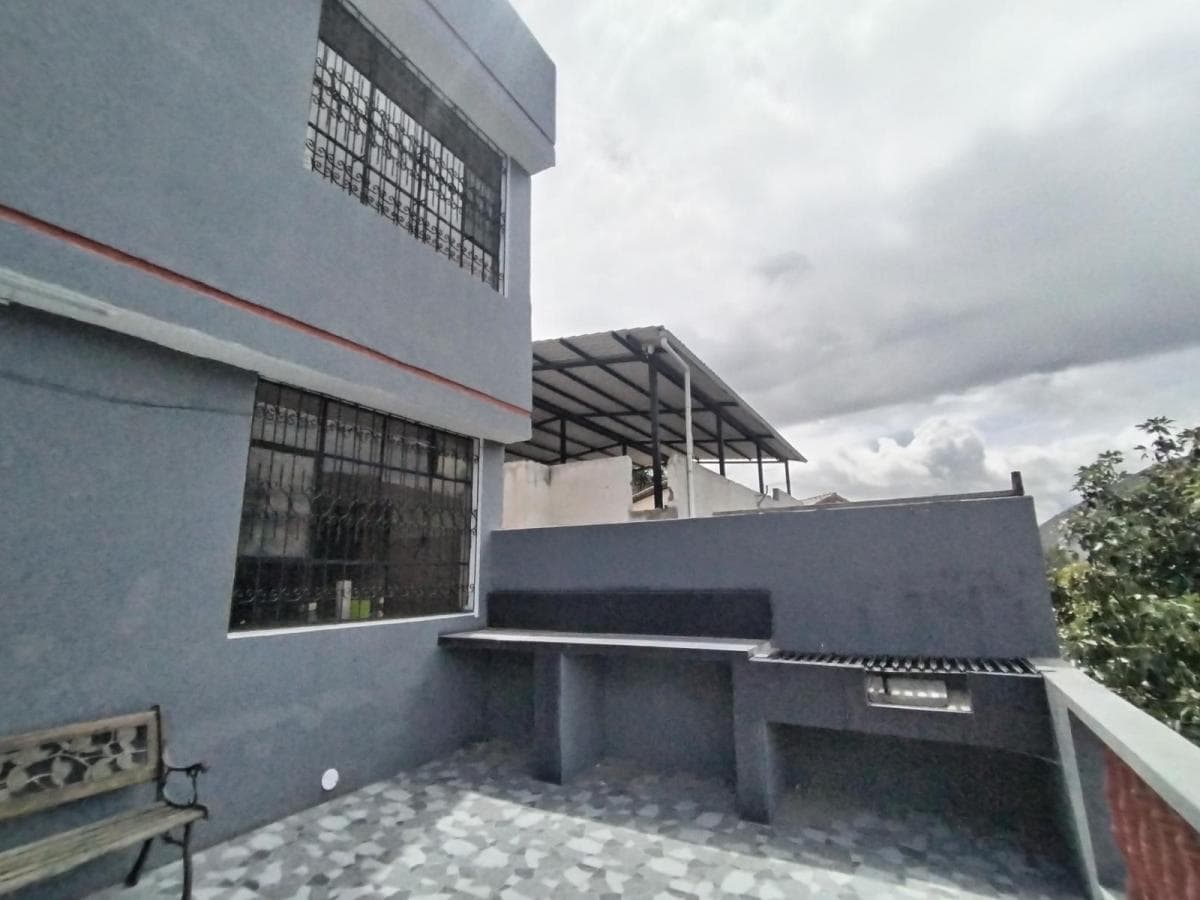 Casa en Venta con Habitación en Planta Baja, Suite y Jardin en La Mitad del Mundo — imagen 9