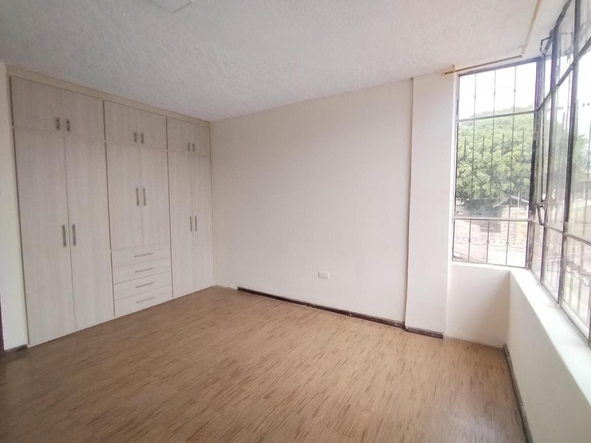 Casa en Venta con Habitación en Planta Baja, Suite y Jardin en La Mitad del Mundo — imagen 7