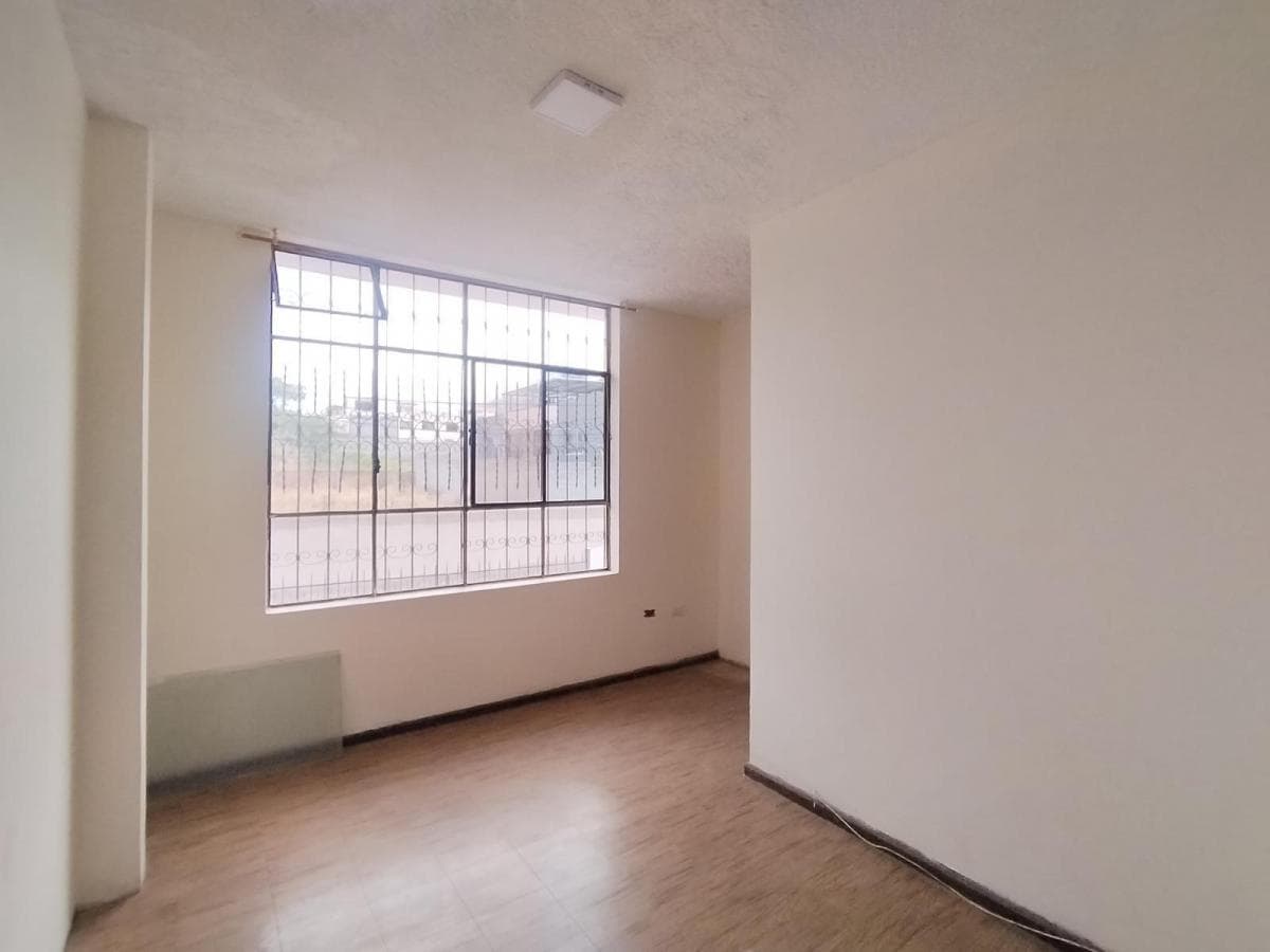 Casa en Venta con Habitación en Planta Baja, Suite y Jardin en La Mitad del Mundo — imagen 6