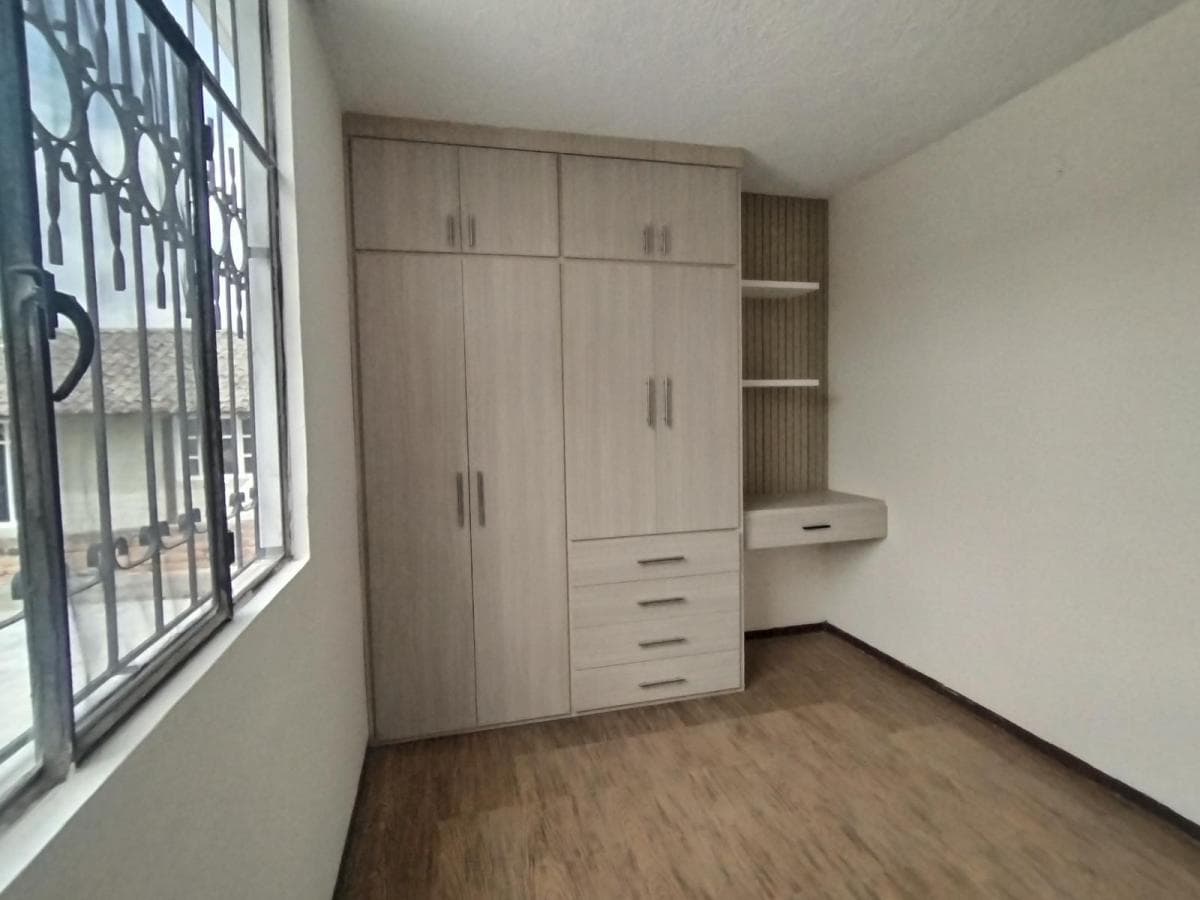 Casa en Venta con Habitación en Planta Baja, Suite y Jardin en La Mitad del Mundo — imagen 4