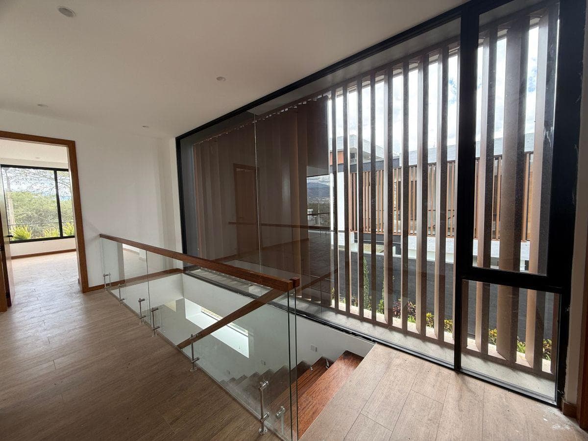 Hermosa Casa Moderna de Venta en Urbanización Privada Puembo! a Estrenar! — imagen 3