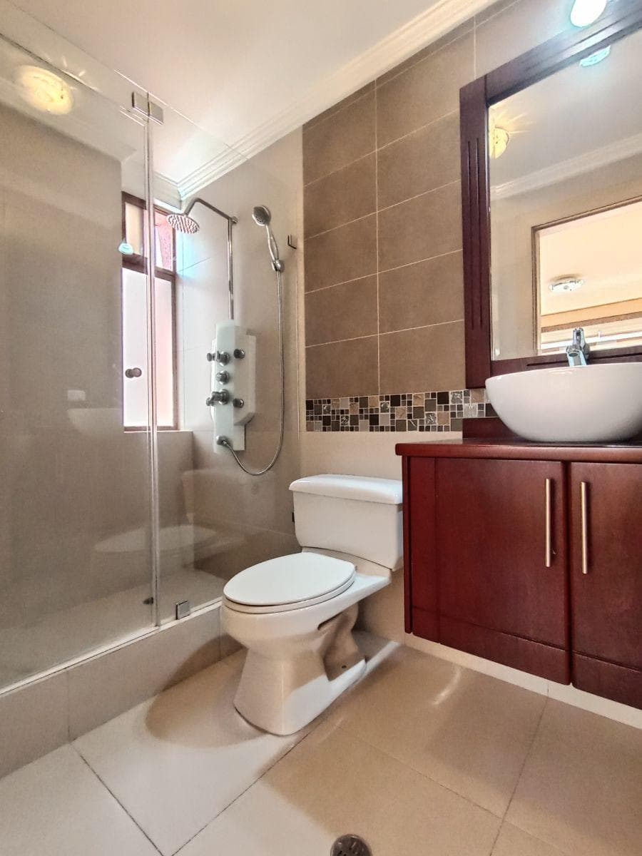 Departamento Como Nuevo 97 m² con 2 Dorm. en Venta en La Urb. Jardines de Amagasí — imagen 3
