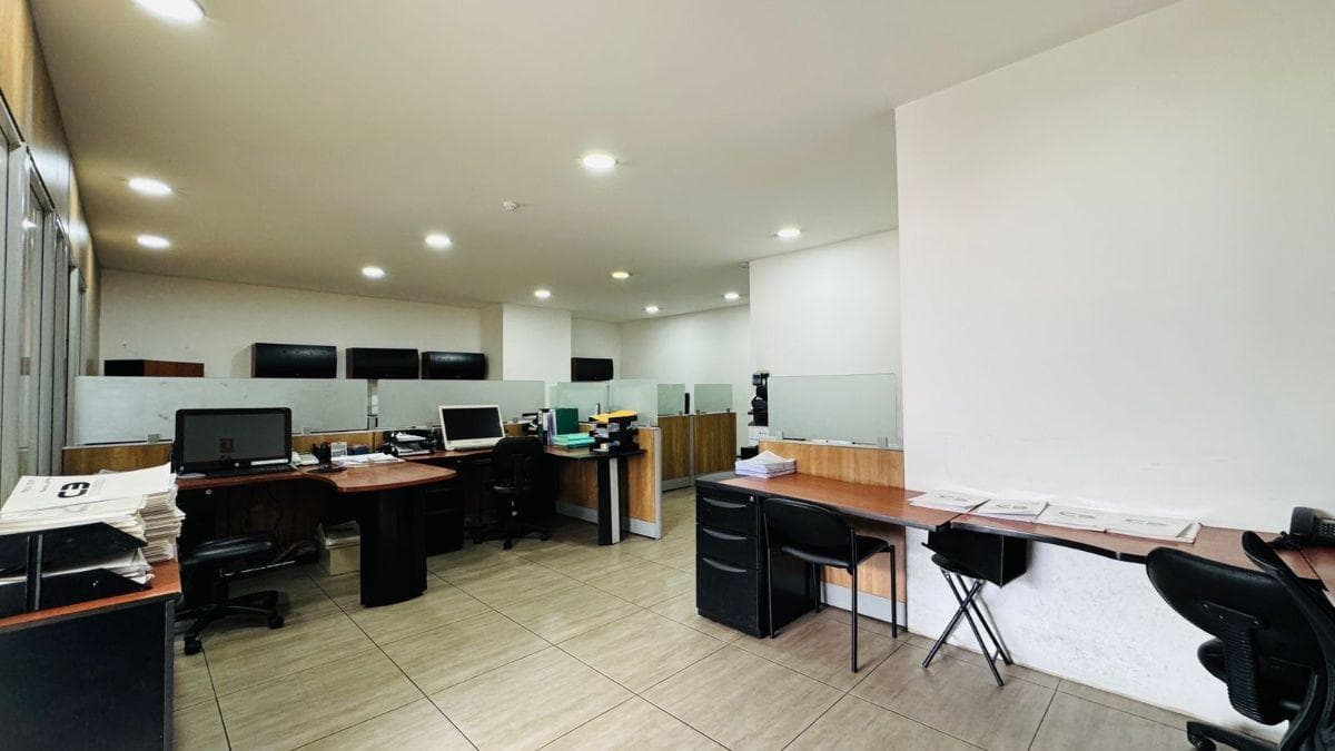 Oficina en Venta Sector La Carolina con Terraza Edificio Moderno — imagen 1