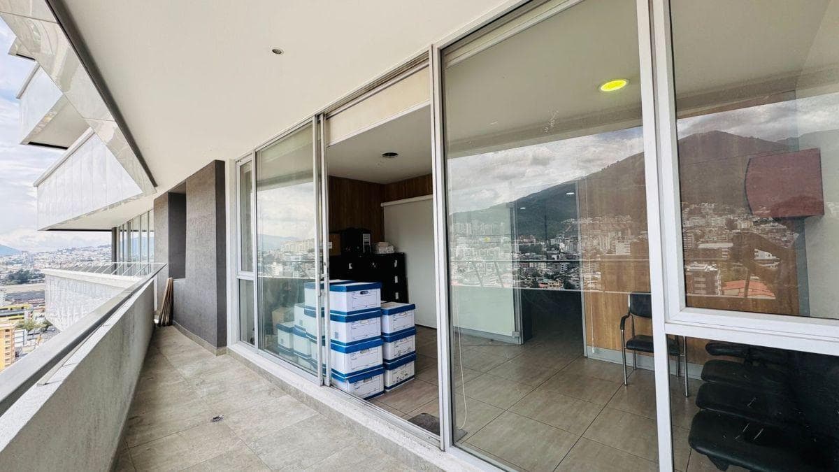 Oficina en Venta Sector La Carolina con Terraza Edificio Moderno — imagen 2