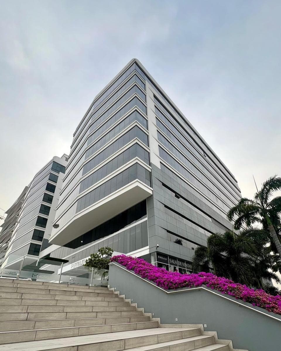 Alquilo Oficina Comercial en Platinum I en Ciudad Millenium, Guayas — imagen 1