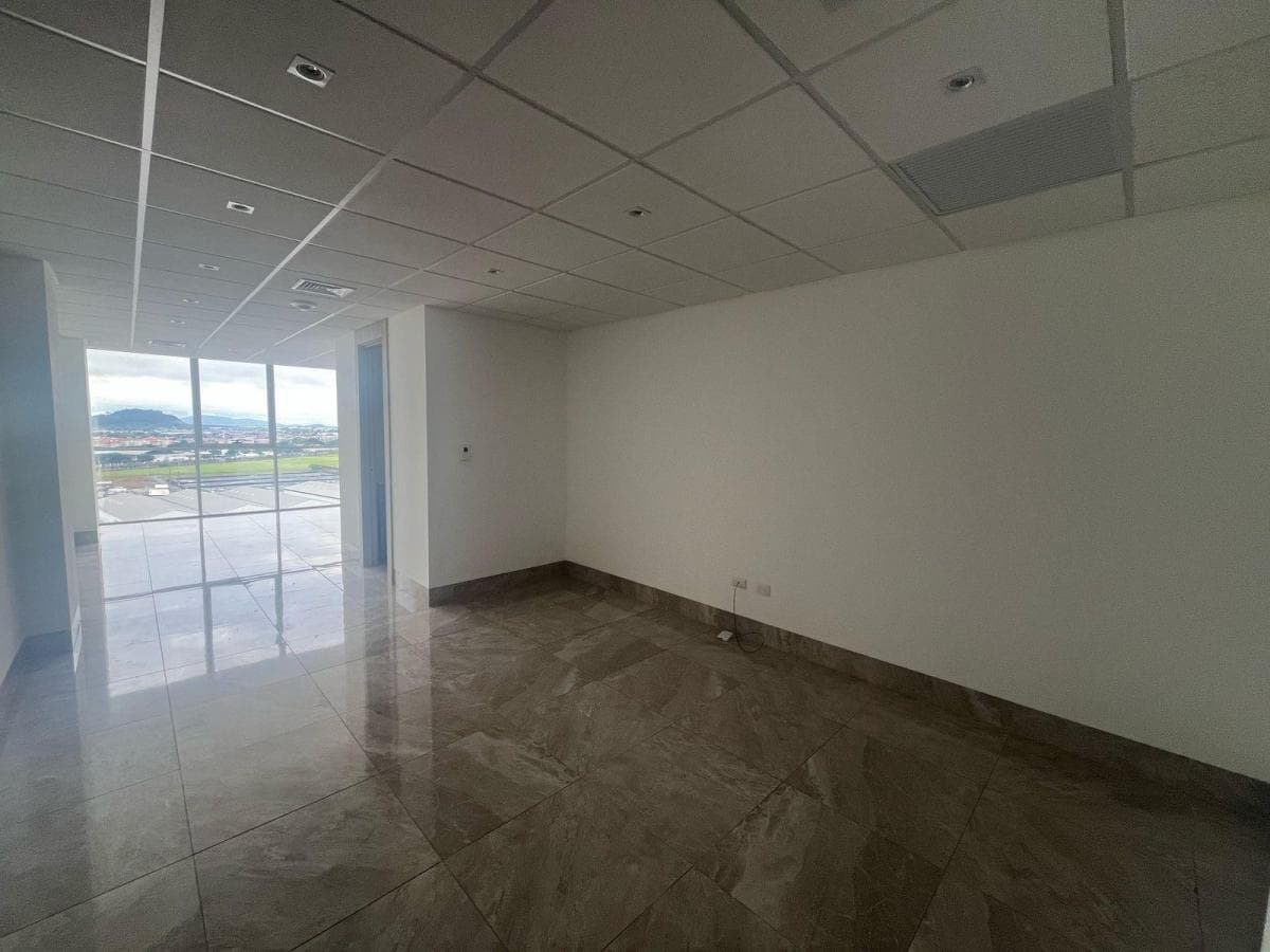 Alquilo Oficina Comercial en Platinum I en Ciudad Millenium, Guayas — imagen 8