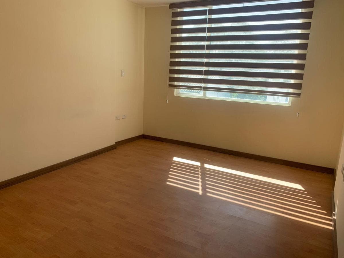 Mitad del Mundo Venta Casa en Dos Plantas, Dentro Urbanizacion, y Esta Dentro de un Conjunto — imagen 3