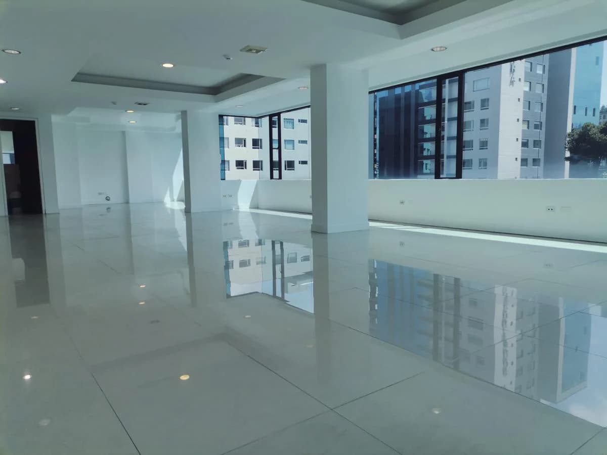 En Renta Hermosa Oficina 104 m² Sector 12 de Octubre — imagen 1