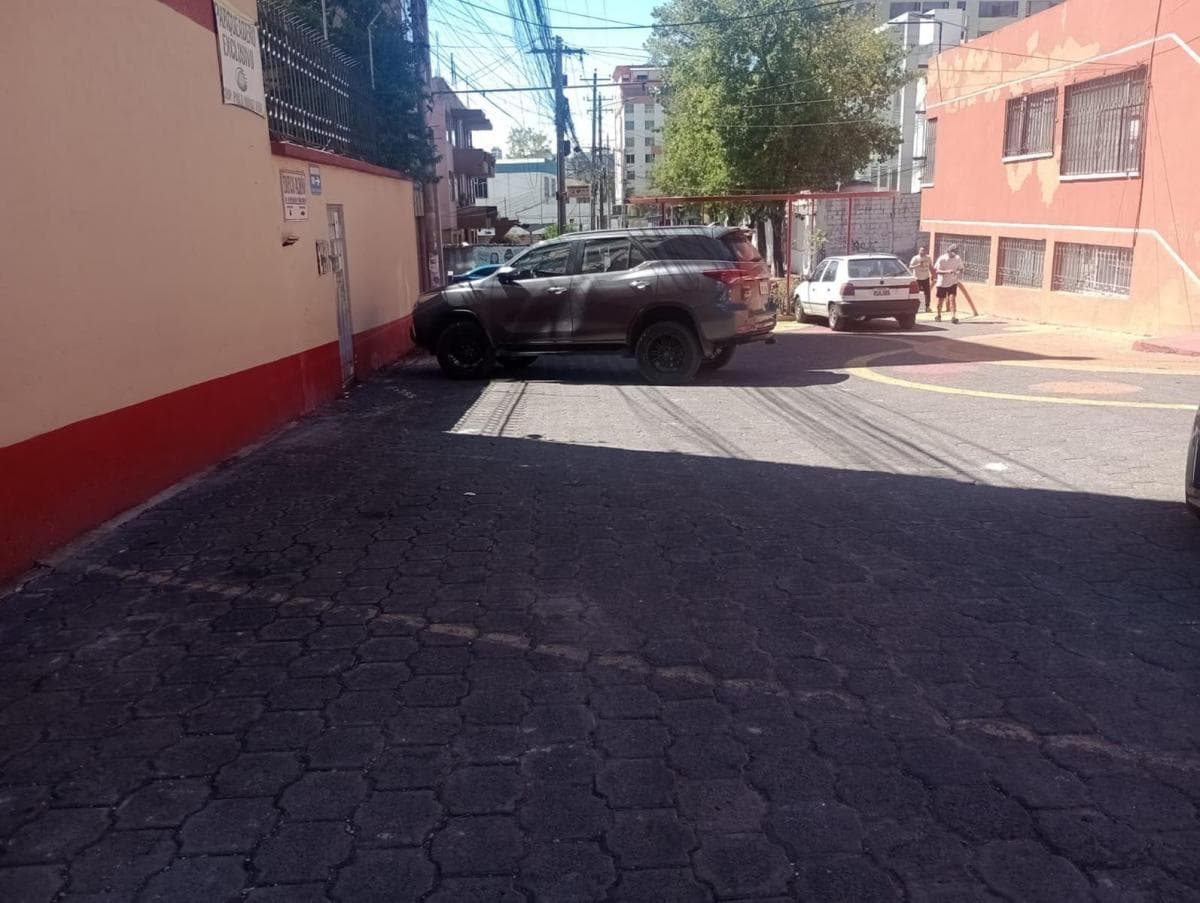 Venta Oficina Av 10 Agosto a Pocos Pasos de La Colón — imagen 2