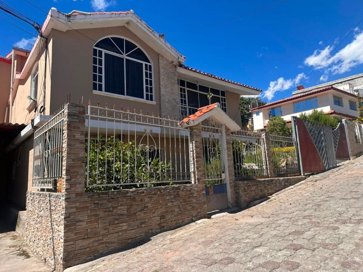 Casa Rentera de 3 Pisos + Terreno de 200 M²cayambe — imagen 1