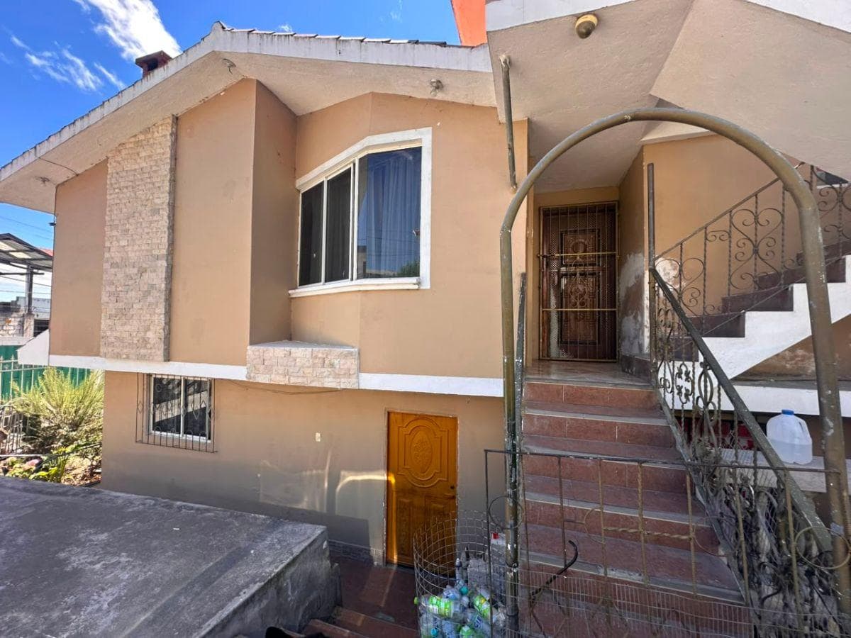 Casa Rentera de 3 Pisos + Terreno de 200 M²cayambe — imagen 2
